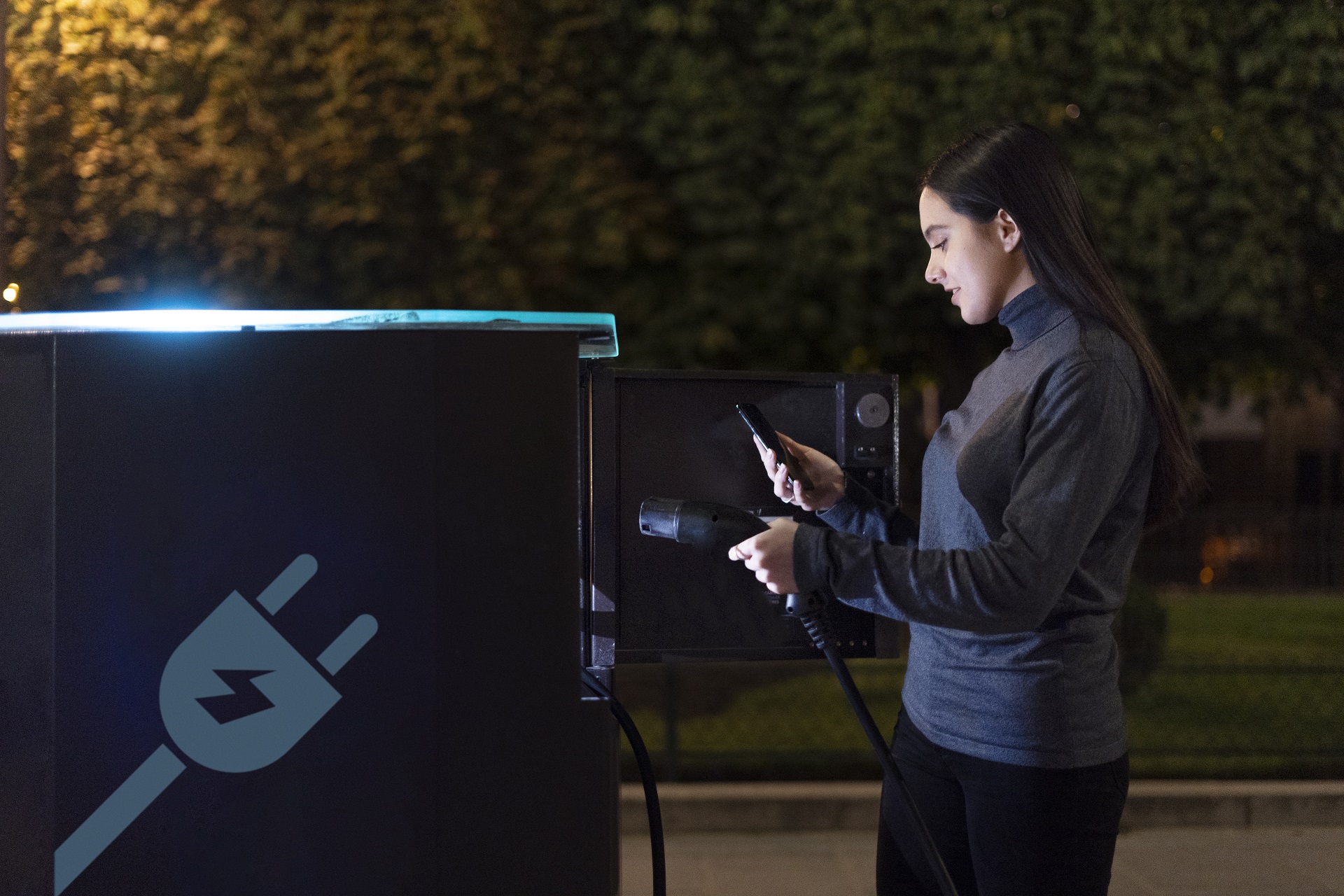 femme qui recharge une voiture