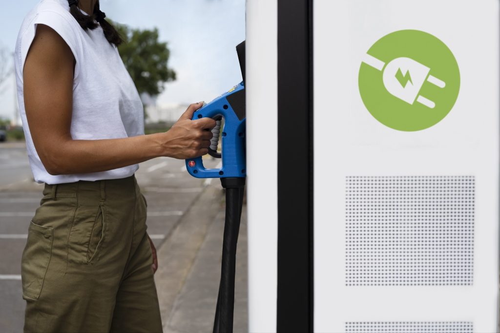 femme chargeant sa voiture électrique